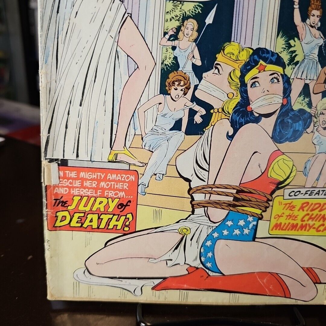 Wonder Woman # 207 Bondage Cover Comic Low Grade Cover Detached