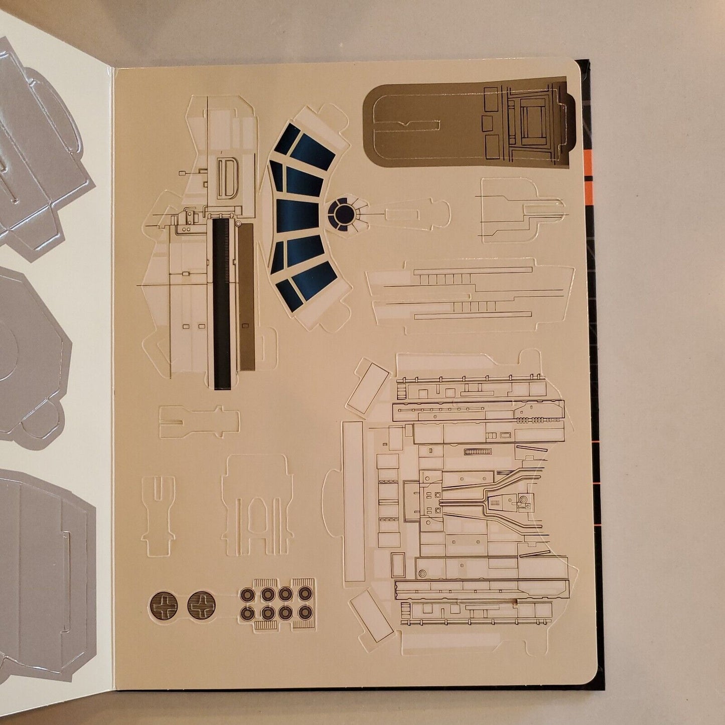 Star Wars: Millennium Falcon Book and Mega Model by Star Wars (English) SB8