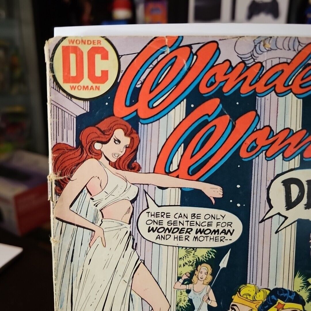 Wonder Woman # 207 Bondage Cover Comic Low Grade Cover Detached