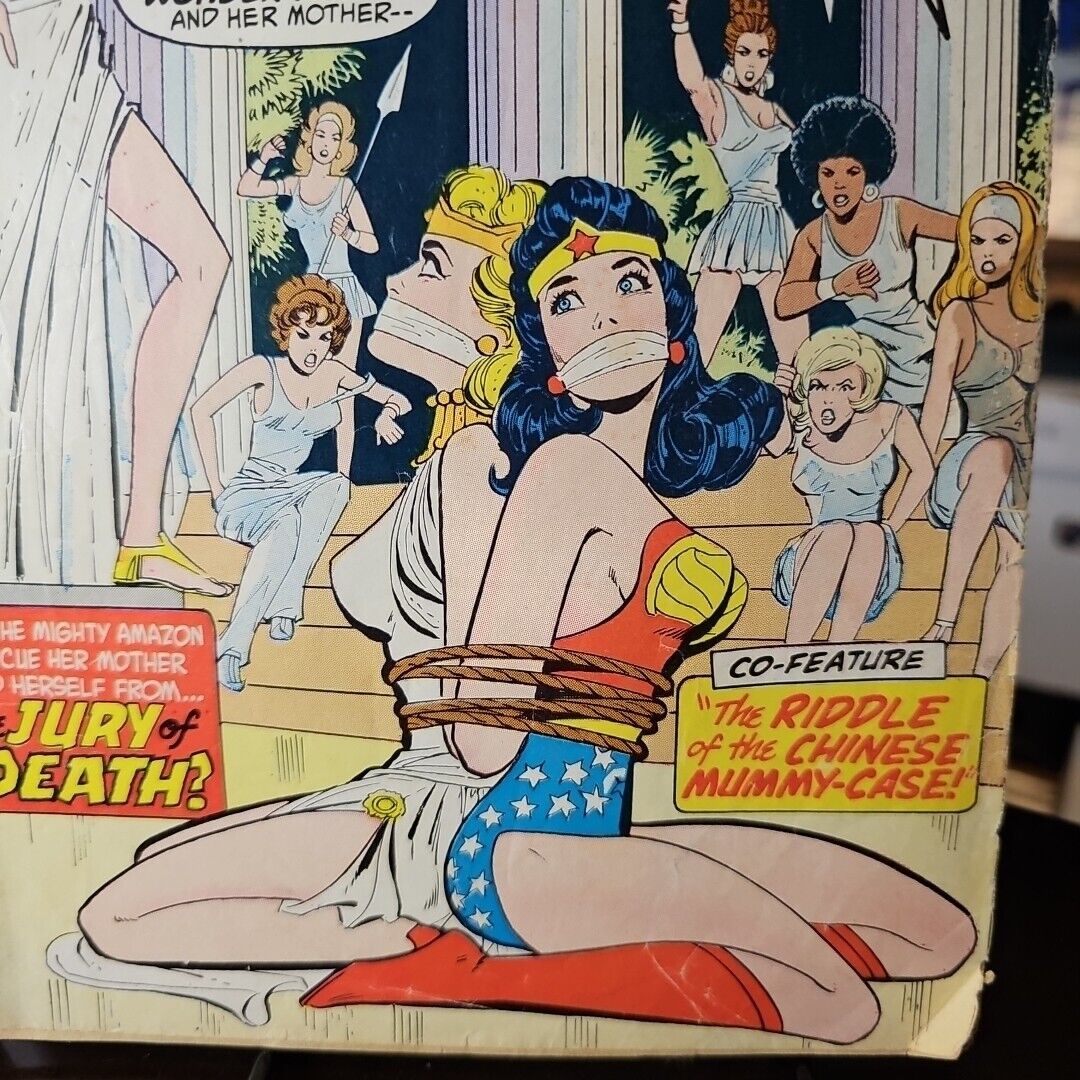 Wonder Woman # 207 Bondage Cover Comic Low Grade Cover Detached