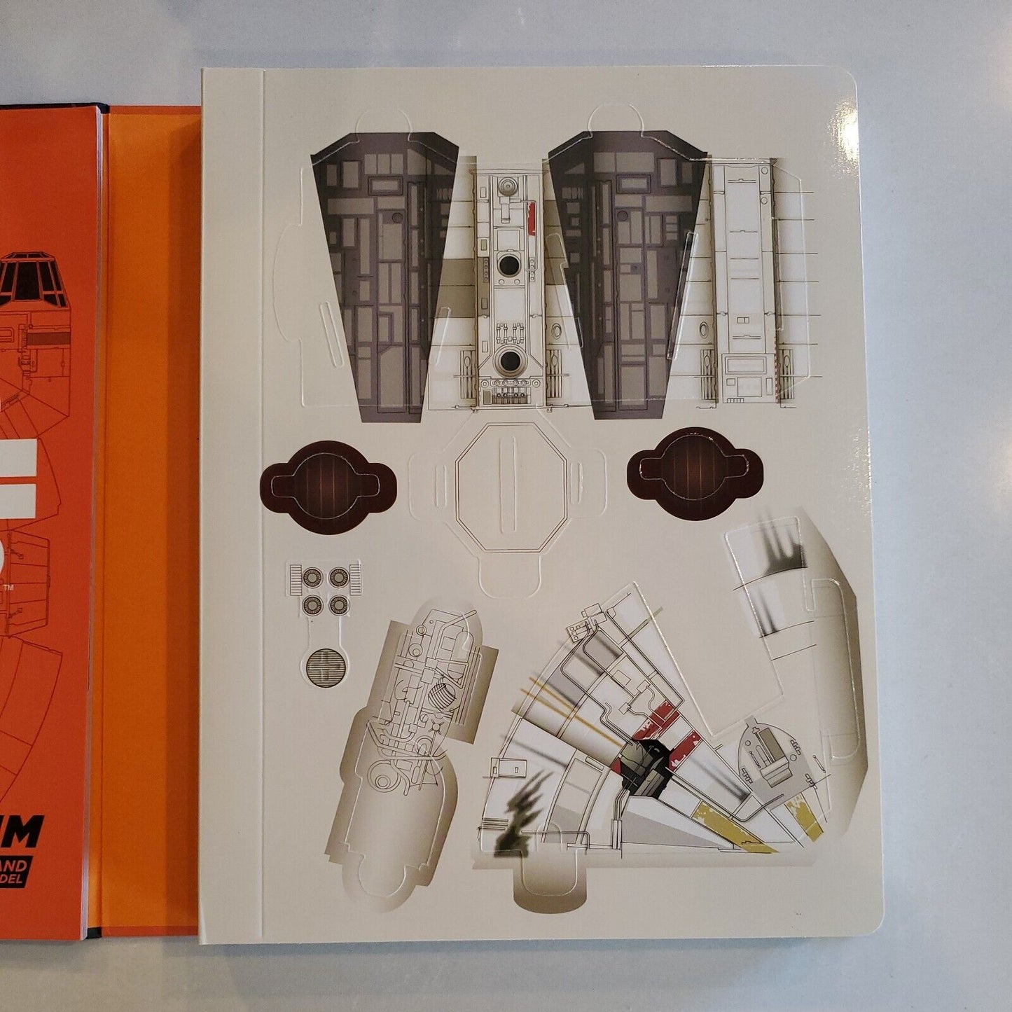 Star Wars: Millennium Falcon Book and Mega Model by Star Wars (English) SB8