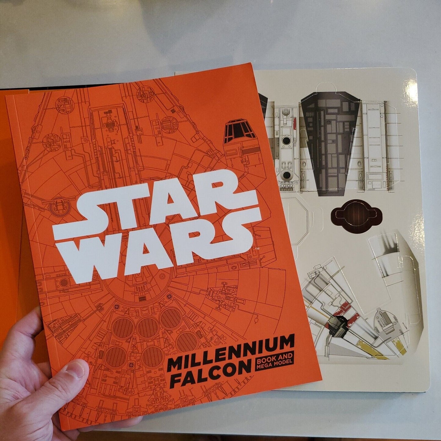 Star Wars: Millennium Falcon Book and Mega Model by Star Wars (English) SB8