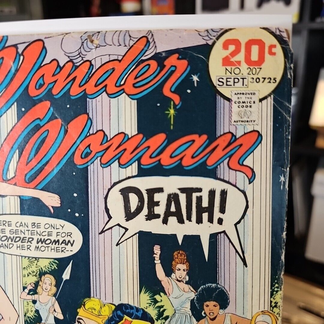 Wonder Woman # 207 Bondage Cover Comic Low Grade Cover Detached