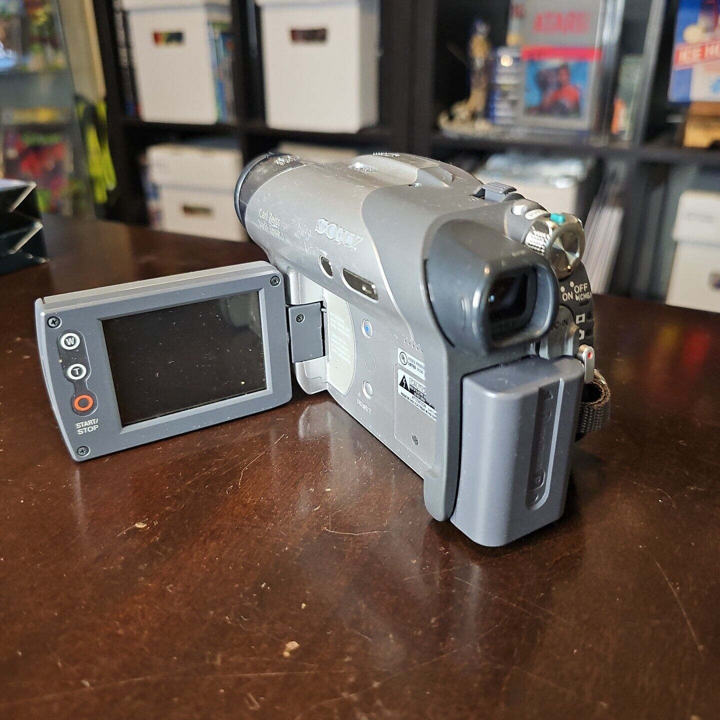 SONY HANDYCAM DCR-DVD105E Digital Video recorder with battery For Spares/parts